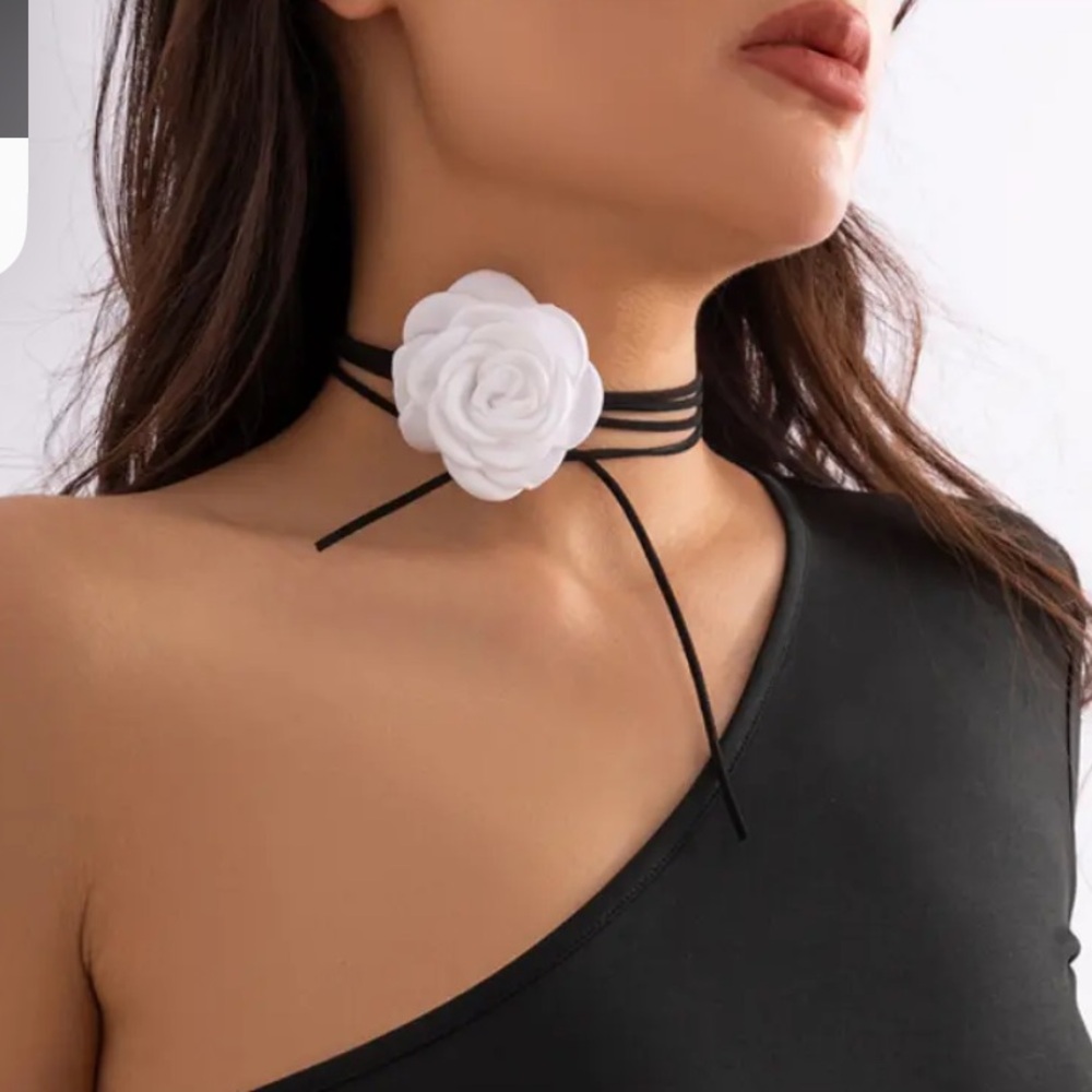 NWT🤍Romantic choker with white rose🤍